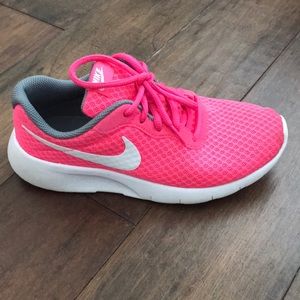 Neon pink youth Nike flex shoe